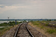 Krajobraz z torami kolejowymi i stadem mew