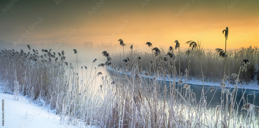 Obraz na płótnie Zimowa Rzeka O Wschodzie  Słońca  - Szrony  w salonie
