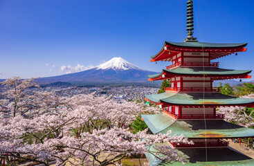 Fototapete - Chureito red pagoda with sakura in foreground and mount Fuji in background, Fujiyoshida, Japan
