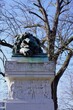 Alte sehenswerte Löwenskulptur auf einem militärischen Grab auf dem Invalidenfriedhof in Berlin
