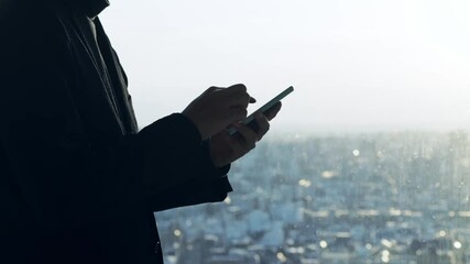Poster - スマホを見て考える男性　シルエット　スローモーション