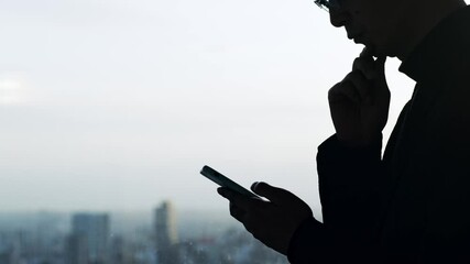 Poster - スマホを見て考える男性　シルエット　スローモーション