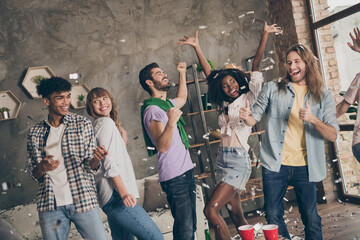 Photo portrait of company celebrating exams ending dancing at party together smiling laughing with confetti