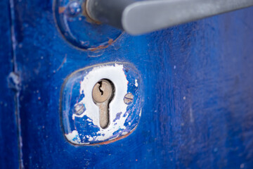 Canvas Print - Closeup shot of a keyhole in the blue door