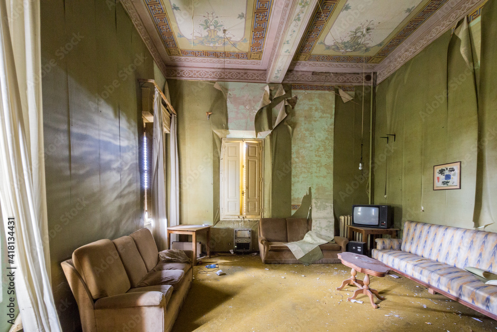 Stanza con pareti verdi, divano e televisore vintage - obrazy, fototapety, plakaty 