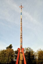 McKinleyville, California - 2017: Mc Kinleyville Totem Pole Is The World's Tallest Totem Pole. Carved By Ernest Pierson And John Nelson From A Single 500-year-old Redwood Tree In 1961.