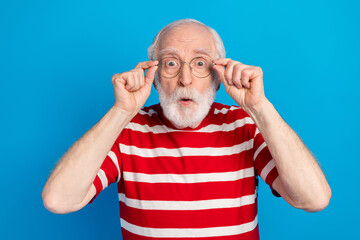 Poster - Photo of optimistic old grey hairdo man wear spectacles red t-shirt isolated on bright blue color background