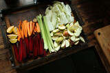 Fototapeta Zwierzęta - krojone warzywa na sok, deska z warzywami na sok, wyciskane soki, świeże soki, zdrowe soki, soki warzywno owocowe, 