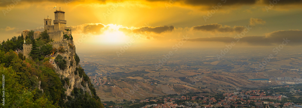 Obraz na płótnie panoramic scenic view of the republic of San Marino at sunset w salonie