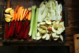 Fototapeta  - krojone warzywa na sok, warzywa na tacy, drewniana taca, 
