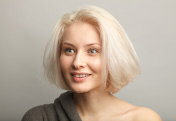 Wall Mural - close up portrait of young woman wondering, smiling open-eyed  isolated on gray background