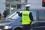 Policjanci ruchu drogowego w mieście na patrolu ze swoimi pojazdami. 