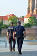 © FotoDax - Policjant dzielnicowy na patrolu w mieście.