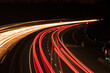 Langzeitbelichtung bei Nacht auf einer Autobahn