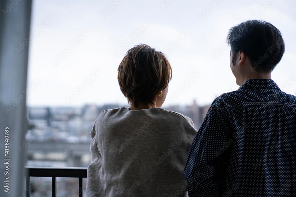 ベランダから外を眺める日本人ミドル夫婦の後ろ姿 Wall Mural Arc Image Gallery ベランダから外を眺める日本人ミドル夫婦の後ろ姿 Wall Mural Arc Image Gallery