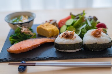 Wall Mural - 朝食イメージ　おにぎりと焼き鮭プレート