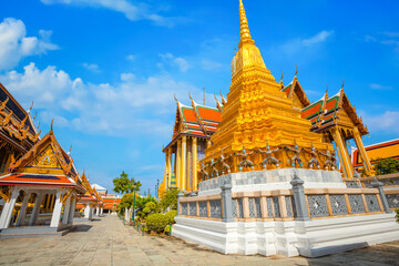 Canvas Print - Wat Phra Kaew in Bangkok is a sacred temple and it's a part of the Thai grand palace, the Temple that houses an ancient Emerald Buddha