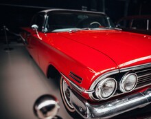 Rote Limosine Mit Frontscheibe Und Scheinwerfer Oldtimer