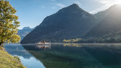 Papier Peint - Scenic image of Ausrian nature in sunny day. Pleasure boat on a Grundlsee lake is one most popular place in world. best location for landscape photographers and bloggers. stunning natural background.