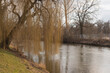 Kanał rzeki Bóbr na terenie parku pałacowego w mieście Żagań.