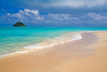 USA, Hawaii, Oahu, Lanikai Beach With Tropical Blue Water And Islands Off Shore