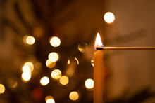 Kerzenlicht Zu Weihnachten Anzünden Der Kerze