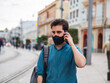 © David Martínez - Hombre joven usando su movil con mascarilla