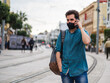 © David Martínez - Hombre joven usando su movil con mascarilla