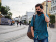 © David Martínez - Hombre joven usando su movil con mascarilla
