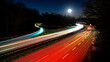 Nacht Verkehr auf der Stadt Autobahn mit hoher Geschwindigkeit mit Bewegungsunschärfe der Scheinwerfer
