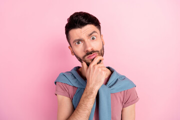 Poster - Photo of minded serious handsome young man hold hand chin suspect isolated on pastel pink color background