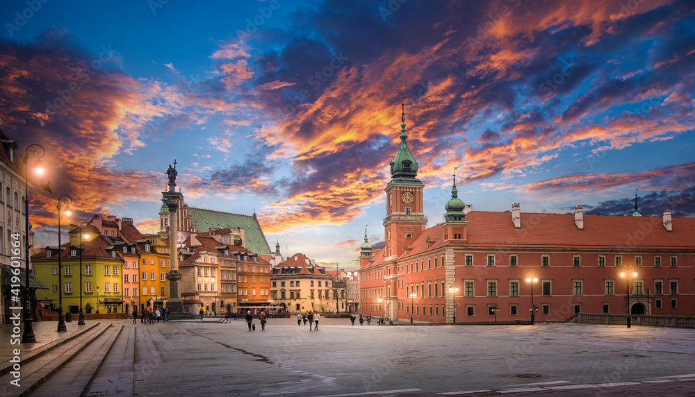 Panorama of the old town in Warsaw (Warszawa), Poland. The Royal Castle and Sigismund's Column called Kolumna Zygmunta at sunset. Historic Center is UNESCO World Heritage Site. - obrazy, fototapety, plakaty 