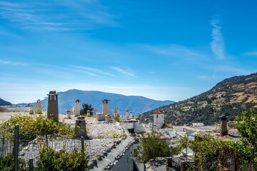 Vista de la Alpujarra de Granada con las típicas chimeneas en los tejados de las casas	