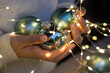© Lisa und Wilfried Bahnm√ºller/Westend61 - Hands of little girl holding Christmas ornaments