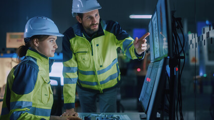Aufkleber - Industry 4.0 Modern Factory: Project Engineer Talks to Female Operator who Controls Facility Production Line, Uses Computer with Screens Showing AI, Machine Learning Enhanced Assembly Process