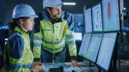 Aufkleber - Industry 4.0 Modern Factory: Project Engineer Talks to Female Operator who Controls Facility Production Line, Uses Computer with Screens Showing AI, Machine Learning Enhanced Assembly Process