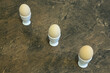 Kurze jajka ułożone na podstawkach.