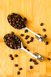 Ziarna aromatycznej kawy na łyżkach