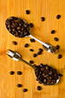 Ziarna aromatycznej kawy na łyżkach
