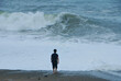Samotny człowiek nad brzegiem morza