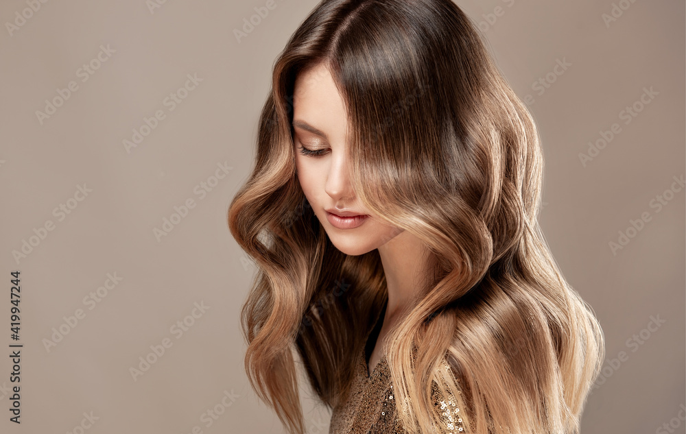 Beauty  girl with long  and   shiny wavy  Hair ,coloring and toning, shatush and balayash .  Beautiful   woman model with curly hairstyle . - obrazy, fototapety, plakaty 