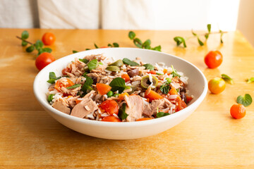 Wall Mural - Salad of rice, tuna, tomatoes, olives and aromatic herbs. Ideal for a summer lunch