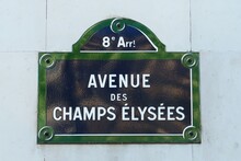 Plaque De Rue Parisienne De La Célèbre "Avenue Des Champs Élysées" à Paris (France)