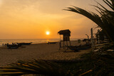 Fototapeta Do pokoju - Piękny zachód słońca na plaży, tropikalny krajobraz z rybackimi łódkami.