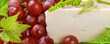 Käse mit roten Weintrauben und Weinblättern Banner