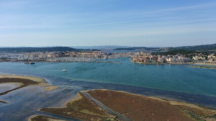 vue aérienne des plages, du port et des chalets en bois de Gruissan, Aude, France