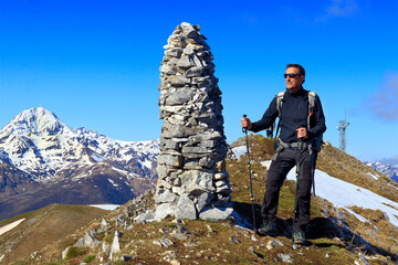 Wall Mural - Un homme en haut d'un sommet lors d'une randonnée en montagne