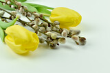Fototapeta Tulipany - Żółte tulipany, jajka, świeczki i ozdoby Wielkanocne.