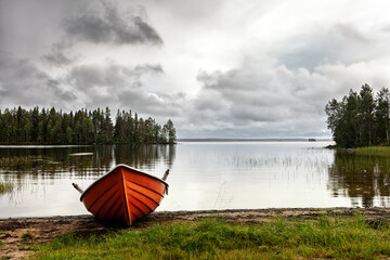 Wall Mural - Angelboot an einem einsamen See in Finnland am Abend