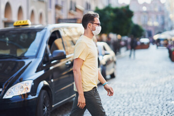 Poster - Adult man wearing a mask while walking in the city